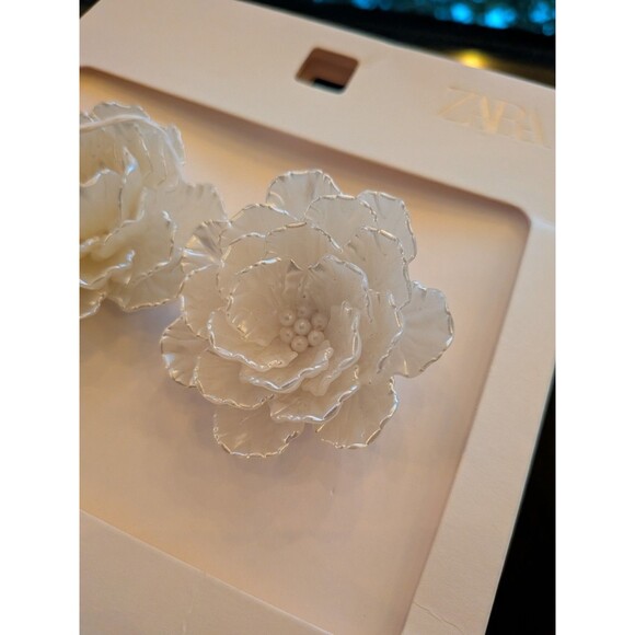 ZARA Earrings Womens Statement White Pearlized 3D Flower Lightweight Embossed - Picture 6 of 10